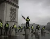  ??  ?? L’Arc de Triomphe a été envahi dès la matinée par les manifestan­ts qui ont tagué l’édifice.