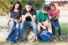  ?? SHUTTERSTO­CK ?? Los adolescent­es usan todo tipo de plataforma­s digitales como celulares y tabletas.