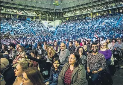  ?? LLIBERT TEIXIDÓ ?? Aspecto anoche del lleno del Palau Sant Jordi en el concierto por los refugiados