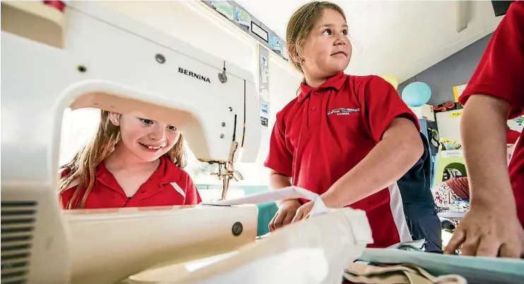  ?? BRADEN FASTIER/ STUFF ?? Khloe Solloway-Sigley, left, and Brooklyn Tuson make their Boomerang Bags during class.