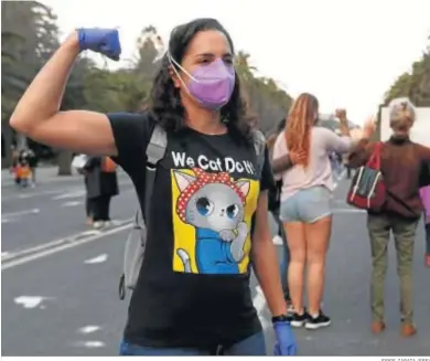  ?? JORGE ZAPATA (EFE) ?? Una mujer muestra su apoyo al colectivo.