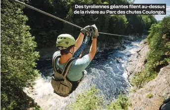  ??  ?? Des tyrolienne­s géantes filent au-dessus de la rivière au Parc des chutes Coulonge.