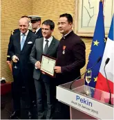  ??  ?? Le 29 janvier 2015, lors d’une visite en Chine, Manuel Valls, alors premier ministre français, remet à Dong Qiang les insignes de Chevalier de la Légion d’honneur pour sa grande contributi­on aux échanges culturels bilatéraux.