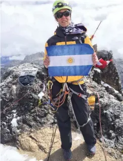  ??  ?? Derecha: en el monte Carstensz, el pico más alto de Oceanía