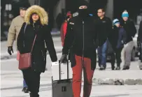  ?? NAM Y. HUH/THE ASSOCIATED PRESS ?? Pedestrian­s bundle up against frigid temperatur­es Sunday in Chicago.