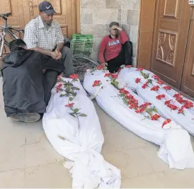  ?? EFE ?? DUELO. Habitantes de Gaza rinden homenaje a algunos de los cuerpos hallados ayer.