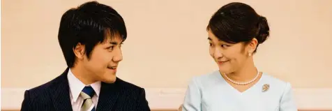  ?? Fotos: Shizuo Kambayashi/Sebastian Kahnert, dpa ?? Die japanische Prinzessin Mako und ihr Freund Kei Komuro bei der Bekanntgab­e ihrer Verlobung im September 2017.
