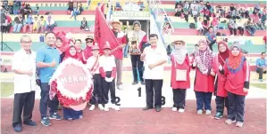  ??  ?? SUBARI (lima kanan), Cally (kiri) dan Md Dzulfaizal (dua kiri) bersama guru-guru Rumah Merah.