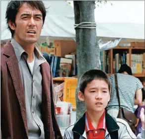  ??  ?? PATERNAL MOMENT: Hiroshi Abe and Taiyo Yosizawa in