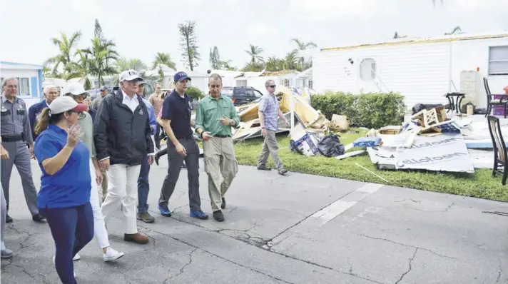  ??  ?? ► Donald Trump junto a la primera dama, Melania Trump, recorre barrios afectados por el huracán Irma, en Naples, Florida, el jueves.