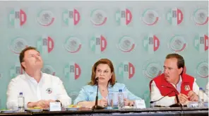  ??  ?? La titular de la PGR, Arely Gómez González (centro), asistió a la plenaria de senadores del PRI, en donde dijo que prepara una iniciativa de reforma para golpear los ingresos del crimen organizado.