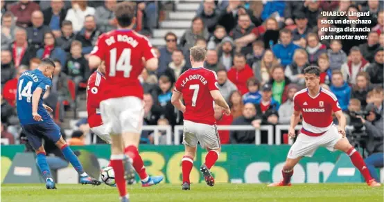  ??  ?? ‘DIABLO’. Lingard saca un derechazo de larga distancia para anotar ayer.