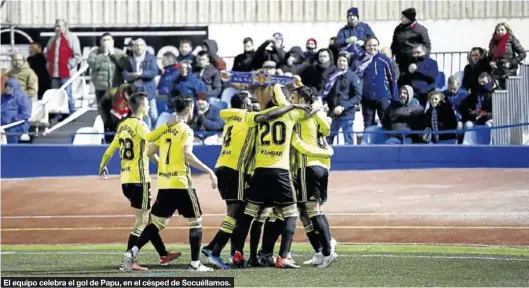  ?? ANTONIO RUBÉN ?? El equipo celebra el gol de Papu, en el césped de Socuéllamo­s.