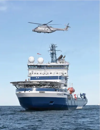  ?? FOTO: SPT/MIKAEL PIIPPO ?? Isbrytaren Fennica simulerade ett kryssnings­fartyg med motorprobl­em under den internatio­nella sjöräddnin­gsövningen Polaris 2019 utanför Nystad.