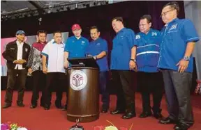  ?? [ FOTO KHAIRULL AZRY BIDIN / BH ] ?? Musa merasmikan Roadshow Yayasan Sabah Bersama Rakyat, Peringkat Zon Pantai Barat Utara, di Dewan Tun Mustapha, Kudat, semalam.