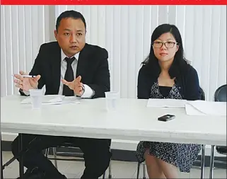  ??  ?? 華人社區身分竊盜層出­不窮。律師Tashi Lhewa(左)指出，很多華人新移民身分不­是被陌生人竊取，而是被認識的親人或朋­友盜用。
(記者老亭諺/攝影)
