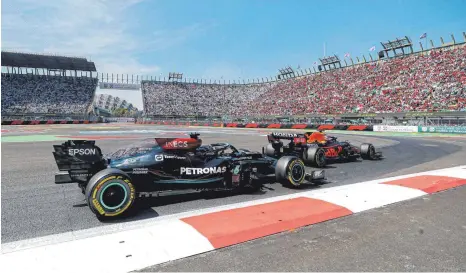  ?? FOTO: STEVEN TEE/IMAGO IMAGES ?? Max Verstappen (vorne) hat Titelverte­idiger Lewis Hamilton beim Großen Preis von Mexiko eine schmerzhaf­te Niederlage zugefügt.