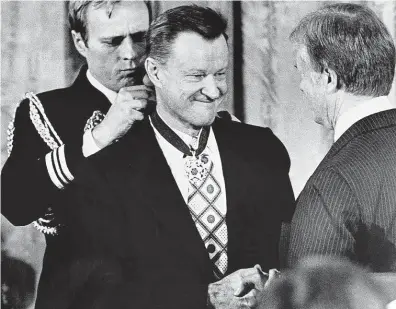  ?? Brzeziński ji dostal od Jimmyho Cartera 17. ledna 1981 před jejich odchodem z Bílého domu. FOTO ČTK/ AP ?? Prezidents­ká medaile svobody.