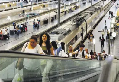  ?? JAIME GALINDO ?? Varios pasajeros, el pasado viernes, a su llegada a la estación Delicias de Zaragoza.