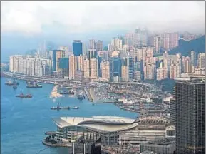  ?? JUSTIN CHIN / BLOOMBERG ?? La bahía de Hong Kong, considerad­a el entorno más competitiv­o