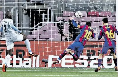  ?? Foto: dpa ?? Trotz Messis Flugkopfba­lltor reichte es für Barcelona nicht zum Sieg gegen Valencia.