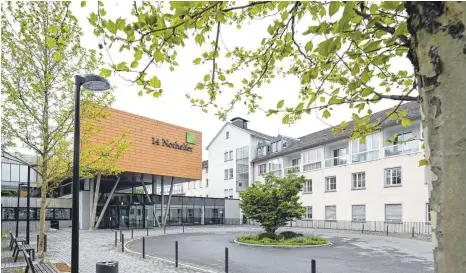  ?? FOTO: FELIX KÄSTLE/DPA ?? Baden-württember­g setzt bereits seit Jahren auf große Klinikzent­ren statt kleiner Krankenhäu­ser. Auch das 14 Nothelfer in Weingarten (Kreis Ravensburg) musste deshalb schließen.