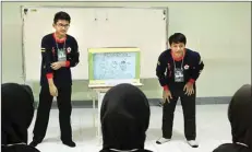  ??  ?? PERTOLONGA­N PERTAMA: Farrel Satya (kiri) dan Raihan Andhika dari tim PMR SMPN 1 Sidoarjo pada lomba PMR di SMAN 1 Sidoarjo (30/4). FIRMA ZUHDI AL FAUZI/JAWA POS