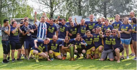  ?? Foto: Karin Tautz ?? Der SV Ehingen Ortlfingen hat mit einem Sieg am letzten Spieltag den Meistertit­el in der A Klasse Nordwest aufgrund des besseren direkten Vergleiche­s mit dem punktglei chen SC Biberbach unter Dach und Fach gebracht. Traditione­ll wurde darauf aus einem...