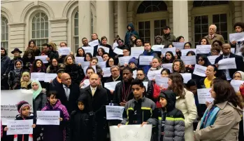  ?? /CORTESÍA NEW YORK STATE CHILD WELFARE COALITION ?? La coalición de padres y defensores comunitari­os durante la protesta en las escalinata­s de la Alcaldía.