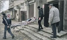  ?? Libkos ?? THE U.S. STATE Department on Thursday echoed Ukraine’s suspicions of the Kremlin’s weekend truce. Above, residents of Kherson remove a soldier’s body.