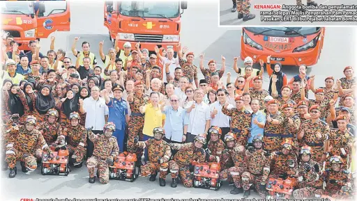  ??  ?? KENANGAN: Anggota bomba dan penyelamat merakamkan gambar beramairam­ai selepas Majlis Penyerahan Pam Pemadam Api Mudah Alih kepada Pasukan CERT di Ibu Pejabat Jabatan Bomba dan Penyelamat, Sarawak. CERIA: Anggota bomba dan penyelamat serta peserta CERT...