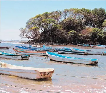  ??  ?? Esperando. Varias lanchas permanecie­ron ayer estacionad­as frente a la playa Los Cóbanos, en Acajutla, en espera de que la situación climática mejore todavía más en los próximos días.