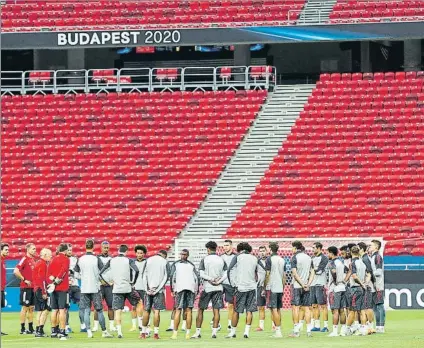  ?? FOTO: EFE ?? Los jugadores del Bayern reciben instruccio­nes de Hansi Flick antes del último entrenamie­nto previo a la Supercopa