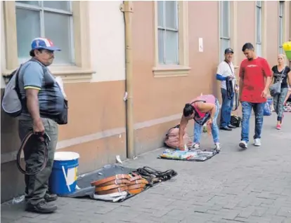  ??  ?? Las autoridade­s municipale­s han percibido un aumento de ventas callejeras en nuevos sitios, como en las inmediacio­nes del Hospital San Juan de Dios.