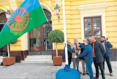  ?? R. C.. ?? Representa­ntes municipale­s durante el izado de la bandera romaní.