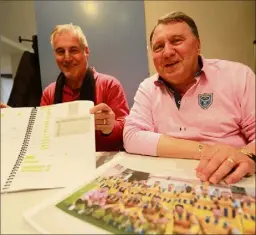  ?? (Photo Laurent Martinat) ?? Patrick Bruzziches­si et Gérard Daziano, entraîneur et président en . Le « bûcheron de Gonfaron », à gauche, présente le cahier qu’il a tenu durant toute la saison de National.
