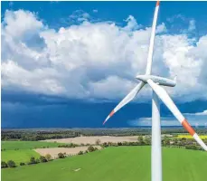  ?? FOTO: PATRICK PLEUL/DPA ?? Eine Windenergi­eanlage des Hersteller­s Siemens steht auf einem Feld in Brandenbur­g. Am Montag startet Siemens Energy an der Börse.