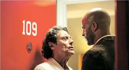  ??  ?? Ian McShane (li.), Ricky Whittle und ein Rätsel in „American Gods“: Was bedeutet wohl die Zahl 109?