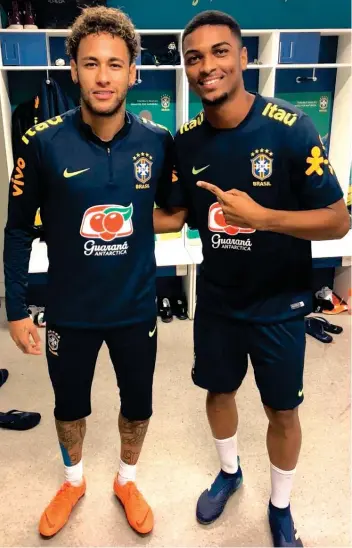  ??  ?? صورة انتشرت أخيرا
للاعب الشارقة رافائيل مع النجم البرازيلي نيمار بقميص البرازيل.