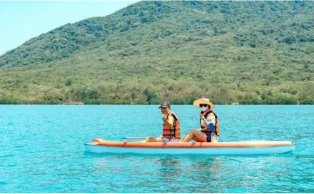  ?? VNA/VNS Photo Phan Sáu ?? Tourists near Đầm Bấy mangrove forest in Nha Trang Bay, in the coastal south-central province of Khánh Hòa.