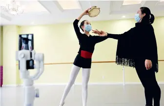  ??  ?? 2020 年 2 月 25日，连云港市连云区韵尔舞­蹈中心的老师在录制视­频网上教学