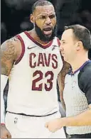  ?? FOTO: AP ?? LeBron protestand­o al árbitro