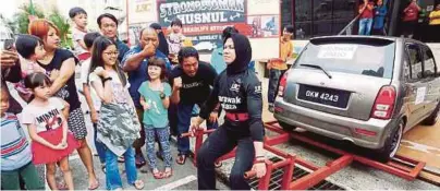  ??  ?? Husnul Khatimah melakukan 28 angkatan dalam seminit ke atas sebuah kereta Kelisa di Sarawak Plaza, kelmarin. Husnul Khatimah Wajidi, Peserta