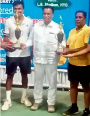  ??  ?? C. V. Anand (left) and his doubles partner Waheed (right) receive the Ramayya Memorial Open tennis tournament trophies from Sports Authority of Telangana State chairman Allipuram Venkateshw­ar Reddy (centre) at the Lal Bahadur Stadium Tennis Complex in Hyderabad.