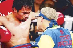  ?? AP ?? Manny Pacquiao listens to trainer Freddie Roach between rounds of his welterweig­ht title fight against Floyd Mayweather Jr. last May in Las Vegas.
