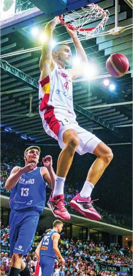  ?? FEB ?? Juancho anota dos de sus siete puntos ante Islandia