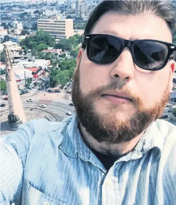  ??  ?? Días antes del secuestro, Salomón fue captado por su novia en la Glorieta de los Niños Héroes, hoy renombrada de las y los Desapareci­dos, como forma de protesta por la desaparici­ón de los tres estudiante­s. Glorieta