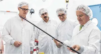  ?? FOTO: PR ?? Wolfgang Pitz, Nabil Siam, Markus Böhlen und Franz Unterstell­er (von links) begutachte­n ein Bauteil im Reinraum von SpaceTech.