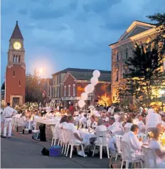  ?? PENNY COLES/POSTMEDIA FILE PHOTO ?? People sit down to a diner en blanc on Queen Street in Niagara-on-the-Lake in 2012. Discussion­s will be taking place to consider if the popular touristy street should be closed to become a pedestrian mall.