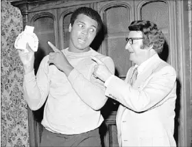  ?? LAS VEGAS NEWS BUREAU ?? Muhammad Ali jokes May 9, 1975, with Caesars Palace house magician Jimmy Grippo.